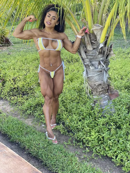 Would you rub my quads by Yanetfitness