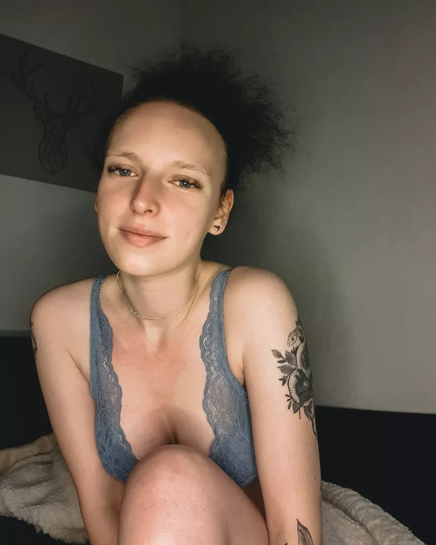 would you seriously date me? 😇 posted by Linea2001