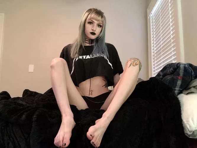 Would you suck on my toes by OFbadkitty111