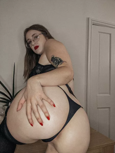 Would you worship this throne? by minaharder