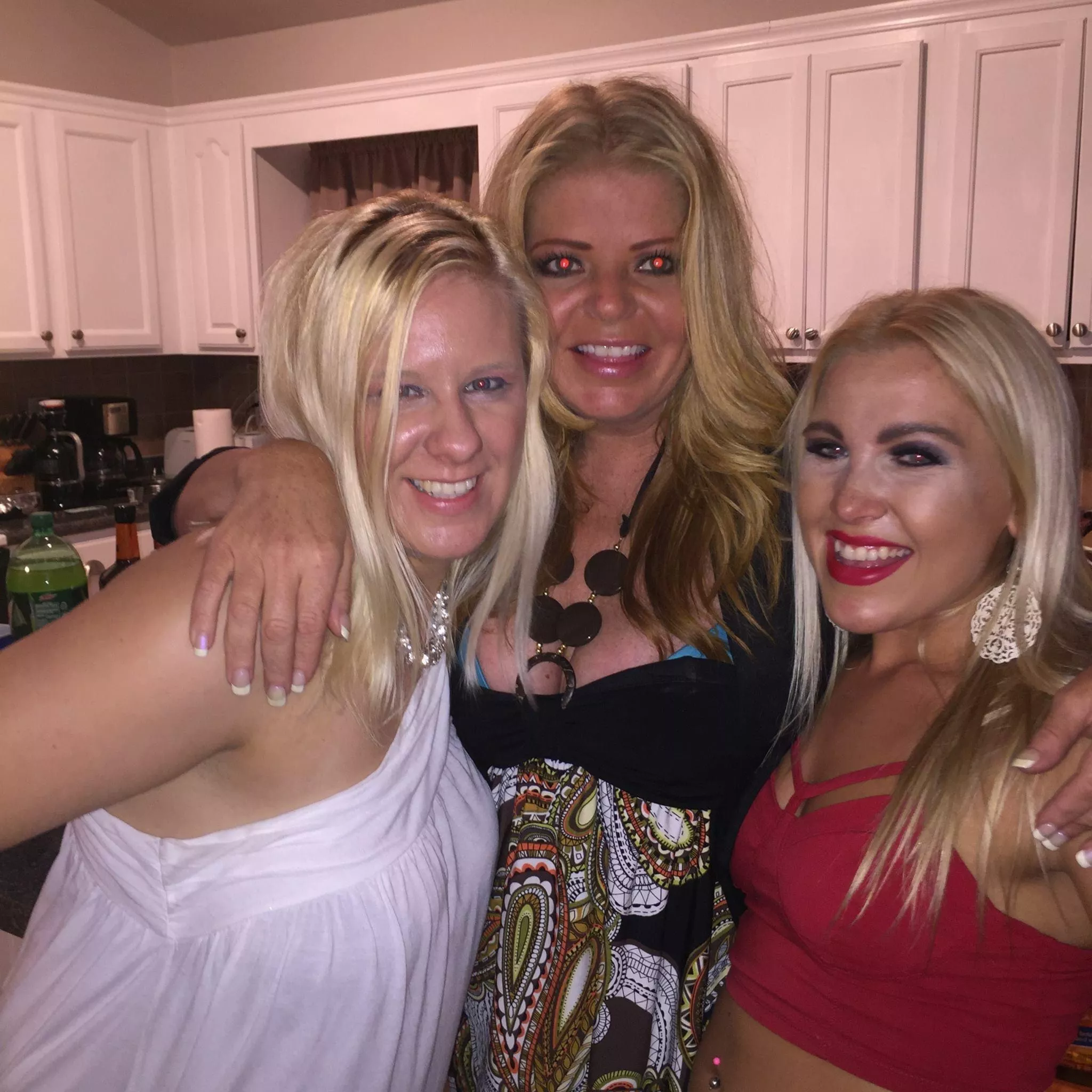 Wouldn’t mind being in the middle and trading places with the mom 😍 posted by apaleshot