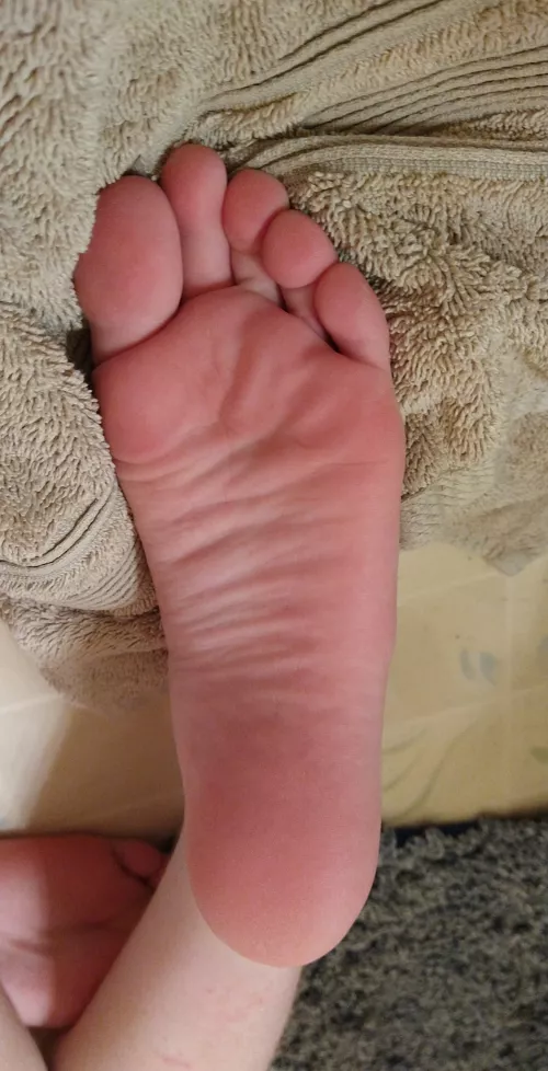 Wrinkly, fresh toes! (Dms welcome!) by feetiecutie