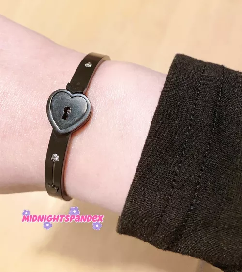 💕 WUR wear a collar or bracelet? by Peachiis_Pit96