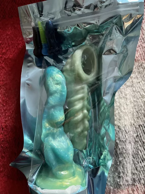 Xmas will be hot, steamy and coming early I think! Not BD but Deep Fantasies - Xenomorph Sheath in moss (for me) and Medium Cthulhu, Cosmic-sea foam marble (for her)! Came with 3 minis. Night shift loneliness and boredom won't be a thing anymore for my  by Neither_Ordinary_925