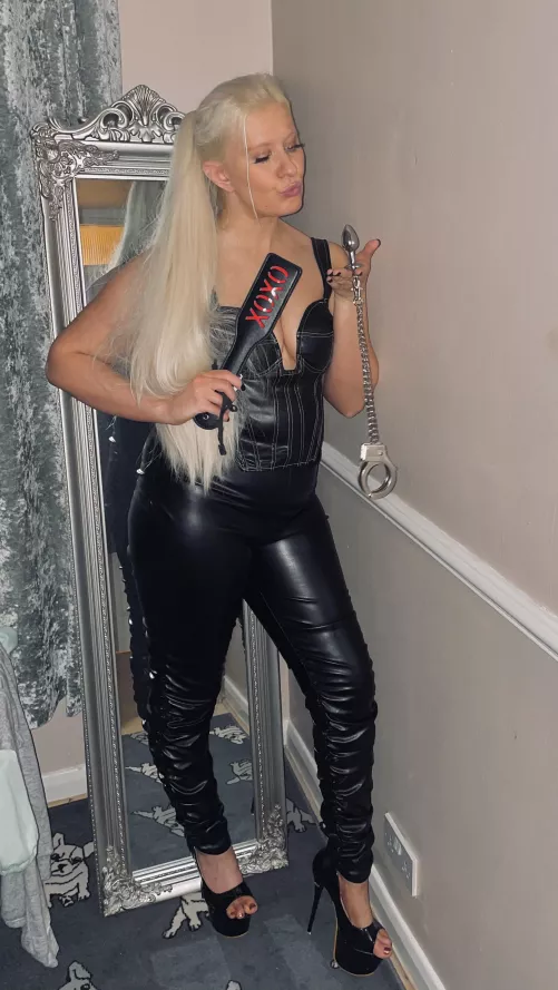 XOXO wanna hear some gossip from your favourite girl? Word is that you like your boi pussy violated on a daily basis… by sparkly-and-savage