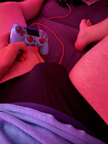 y’all ever get distracted while you’re trying to game? 😬 by twinkapexgaymer