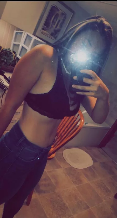 Yes I wear this as a crop top by tallgirl68