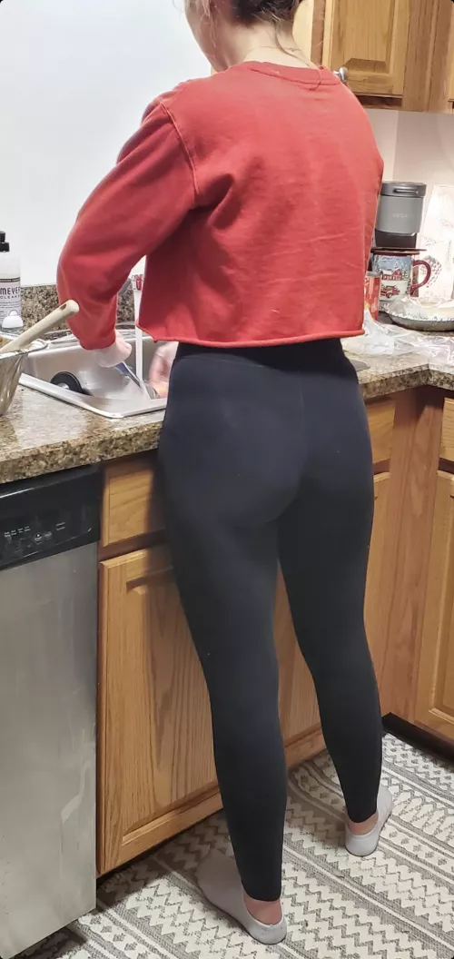 Yoga pants dropped soon after the ball🤤 by theemilfnextdoor