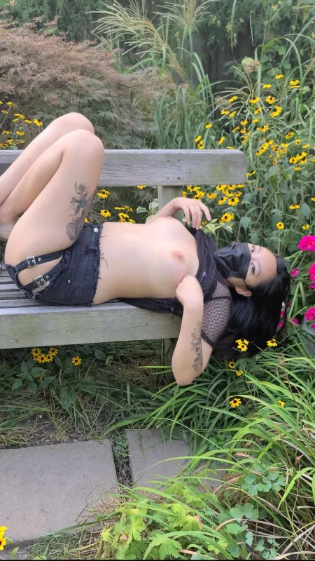 You are the bee and I am the flower 😏 by skyelikesitrough