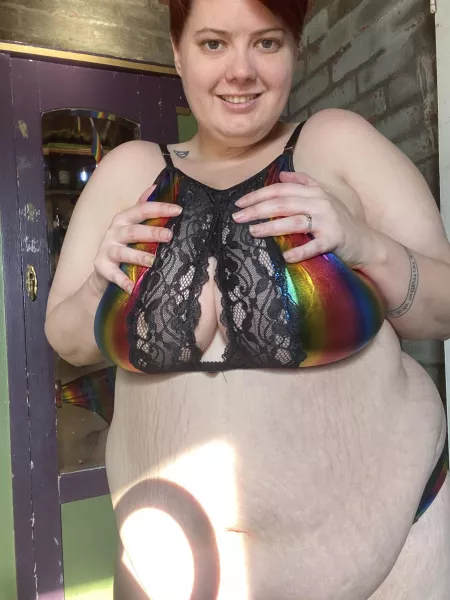 You can see my engagement ring! by Doctorsybil1