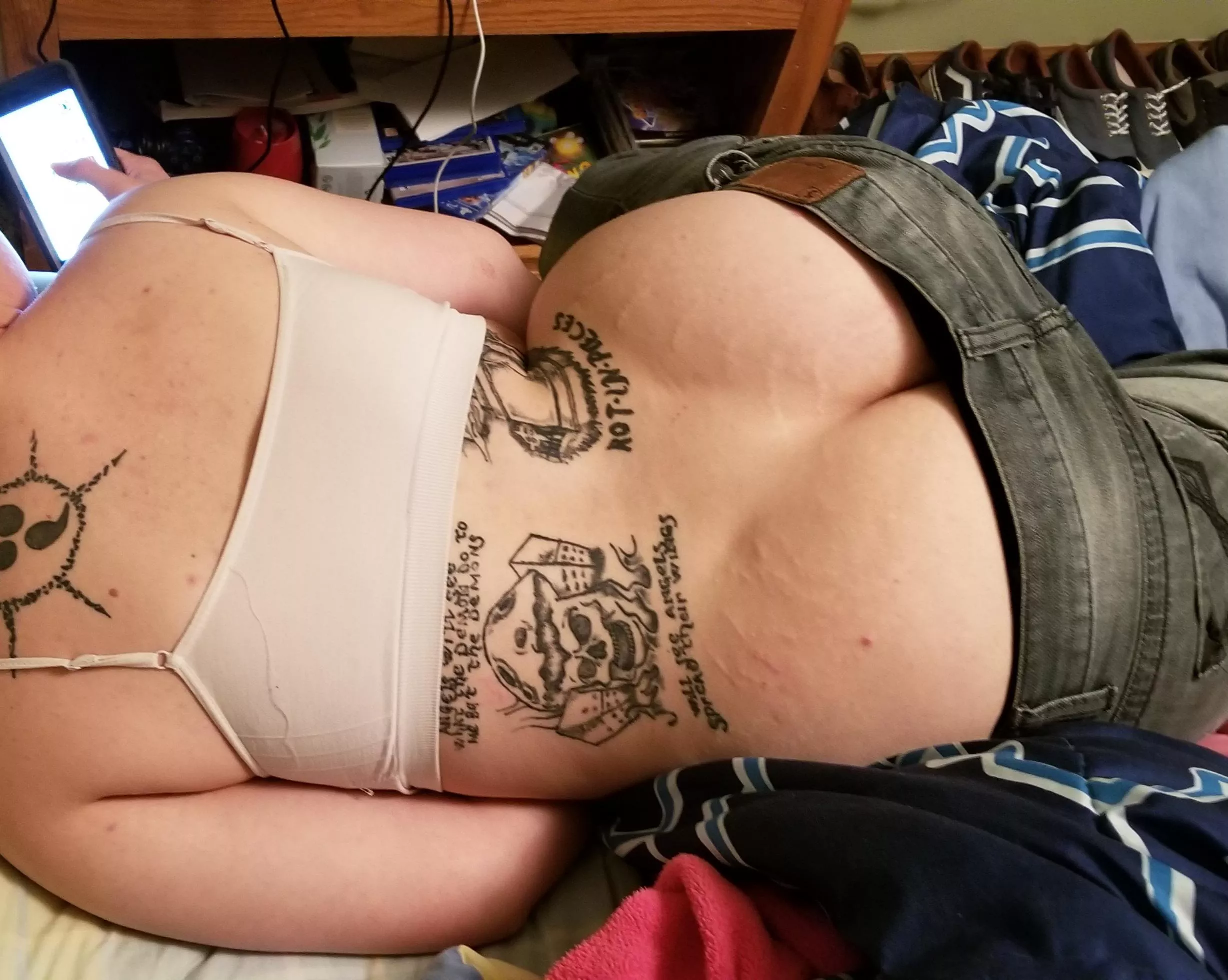 You can sleep on my ass after you're done eating it? 😚 posted by Emo_Broodmare