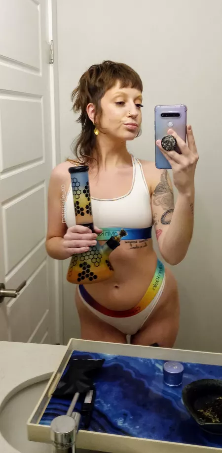 you don't match your outfit to your bong....? by Jademaraxo