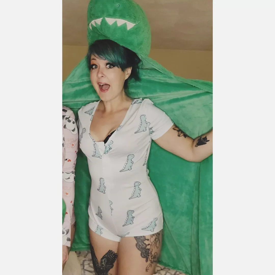 You encounter this ferocious beast in the woods- what do you do?? 🦖🦖🦖 posted by gothic_popsicle