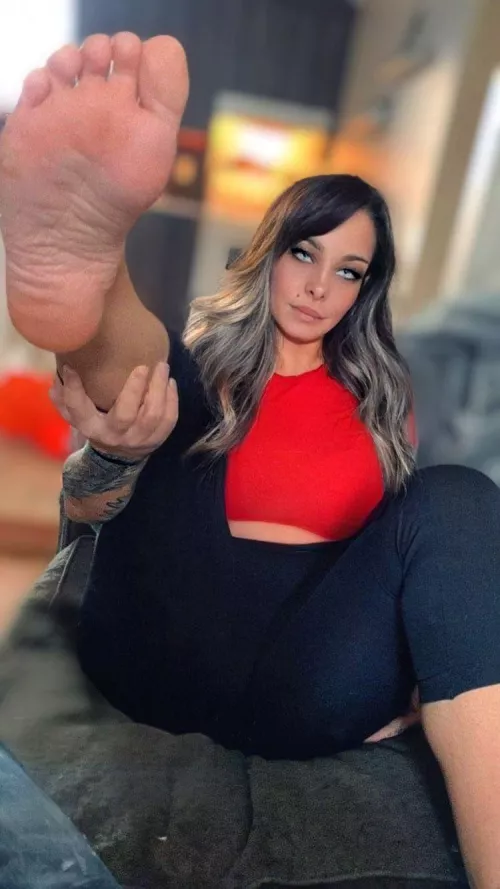You guys want to lick my feet ? 🙈💕 by Beginning_Role6334