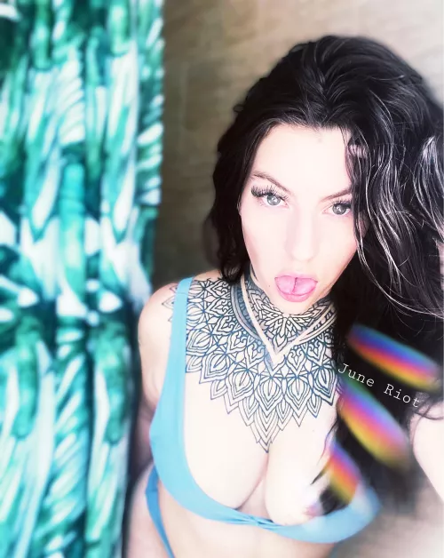 You know what they say, two tongues are better than one 👅 by Joiedevivre666