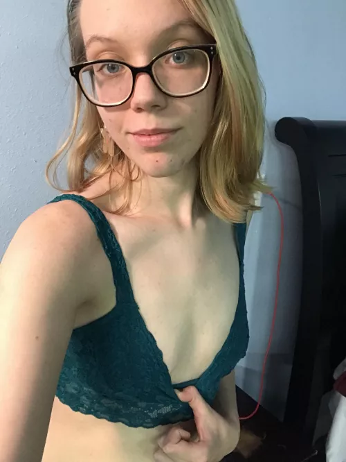 You like girls with bad eyesight? My prescription is -5.0 baby 😘 by Spicy-Bunny