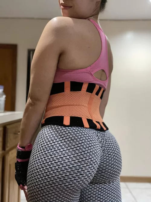 You like how my ass looks in these leggings ?! by Ivette7