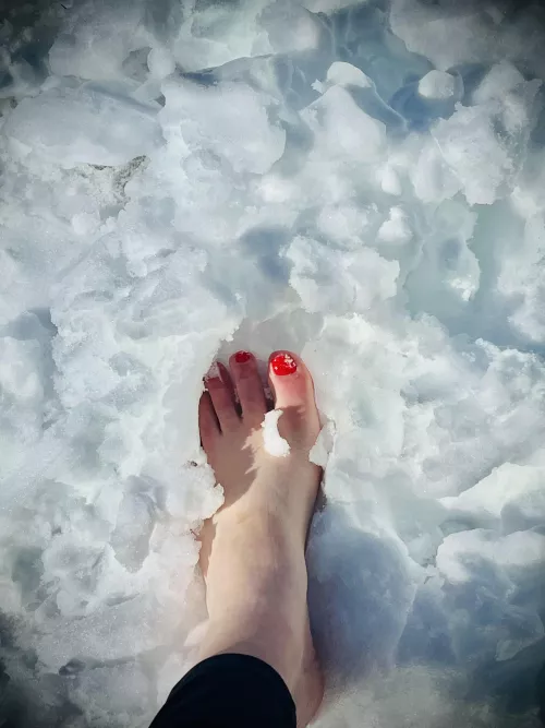 You like my toes in the snow? by blue_eyes_sunflower