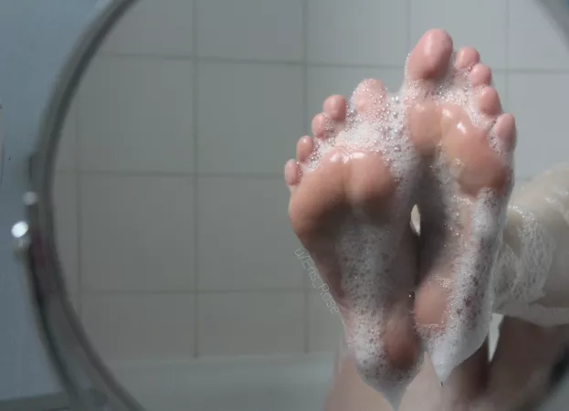 You like wet, shiny feet? by Eris_Rose