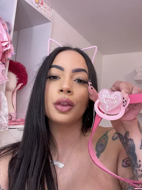 You should be seen, not heard. by badkittyyyx