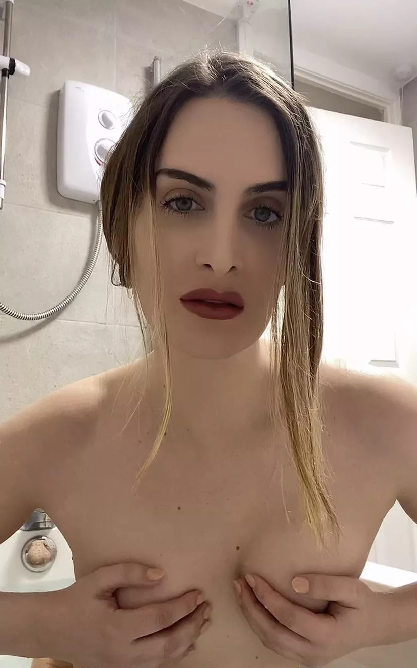 Your British Irish goddess 💋 posted by transgenderbee_riva