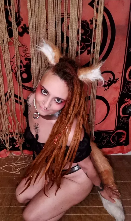 Your fav belted and collared fox wishes you a nice weekend !! Here we end the lockdown monday, so public play is near again, yesssss by Nekotied