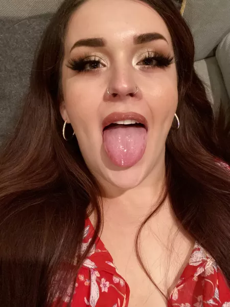 Your fav cum target here to wish you a happy Friday & a great weekend 😛 by these-lil-piggies