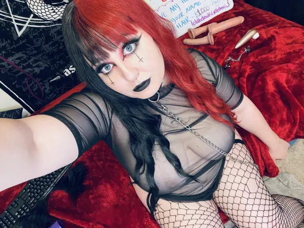 Your favorite big titty goth is online! 🖤 link in comments or search lolahdreadful by LolahDreadful