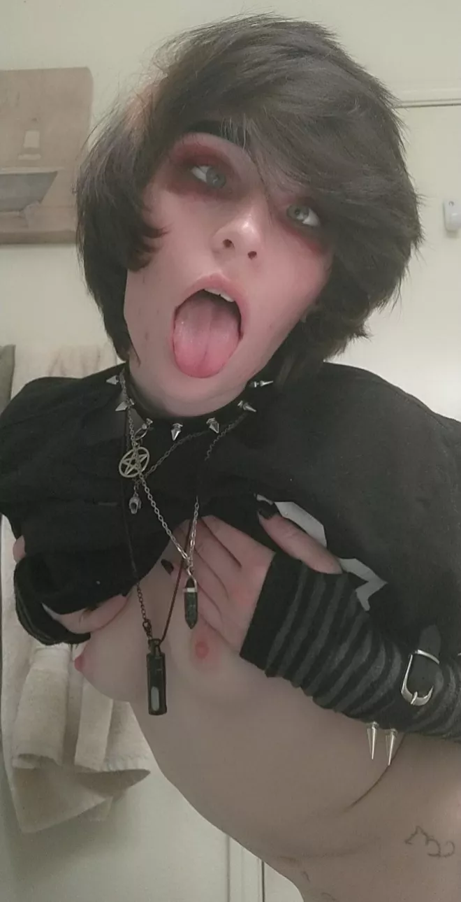 Your goth ahegao queen is back for more! posted by feetiecutie