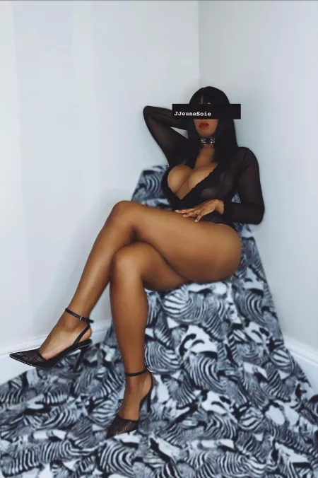 Your mistress will see you now… by JasmineJeuneSoie