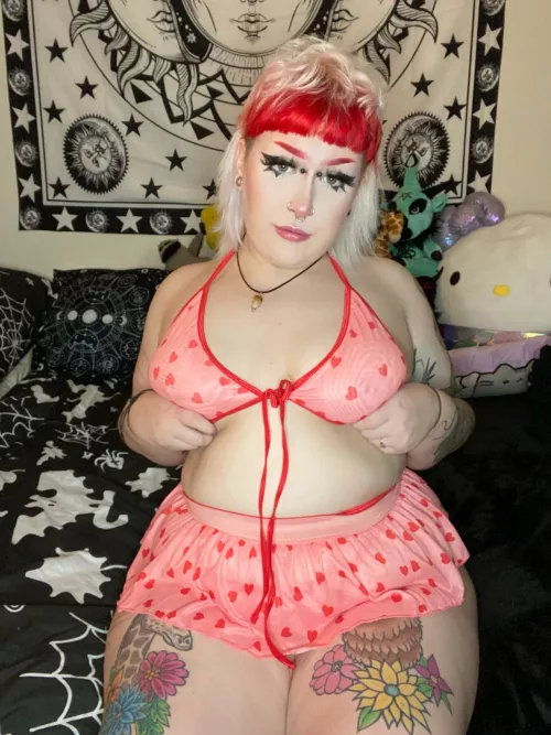 🍓 your new virtual alt gf 🍓 tattooed BBW from the UK 🇬🇧👀 • FREE cock rate 🍆 • squirter & a creamer 💦 • anal play & role-play 🤩 • LINK IN COMMENTS 🍓💚 by noahbrianna
