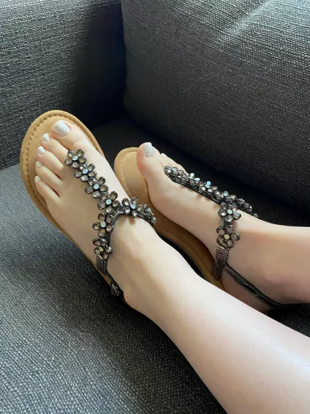 You‘re out with your girlfriend. Would you take a look?😉 by averyysworld