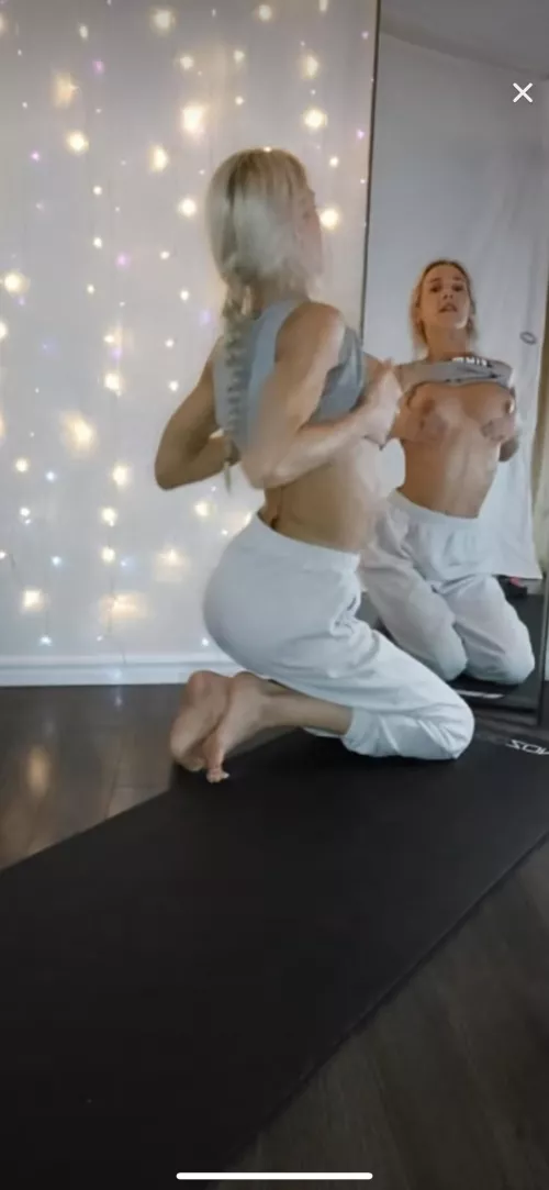 yvonn277 she flashes every time she goes live! by Tx9in