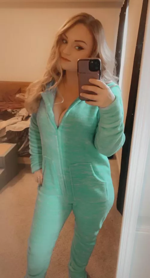 Zipper for variable cleavage as I get hornier 😈 by WhiSki_Chick