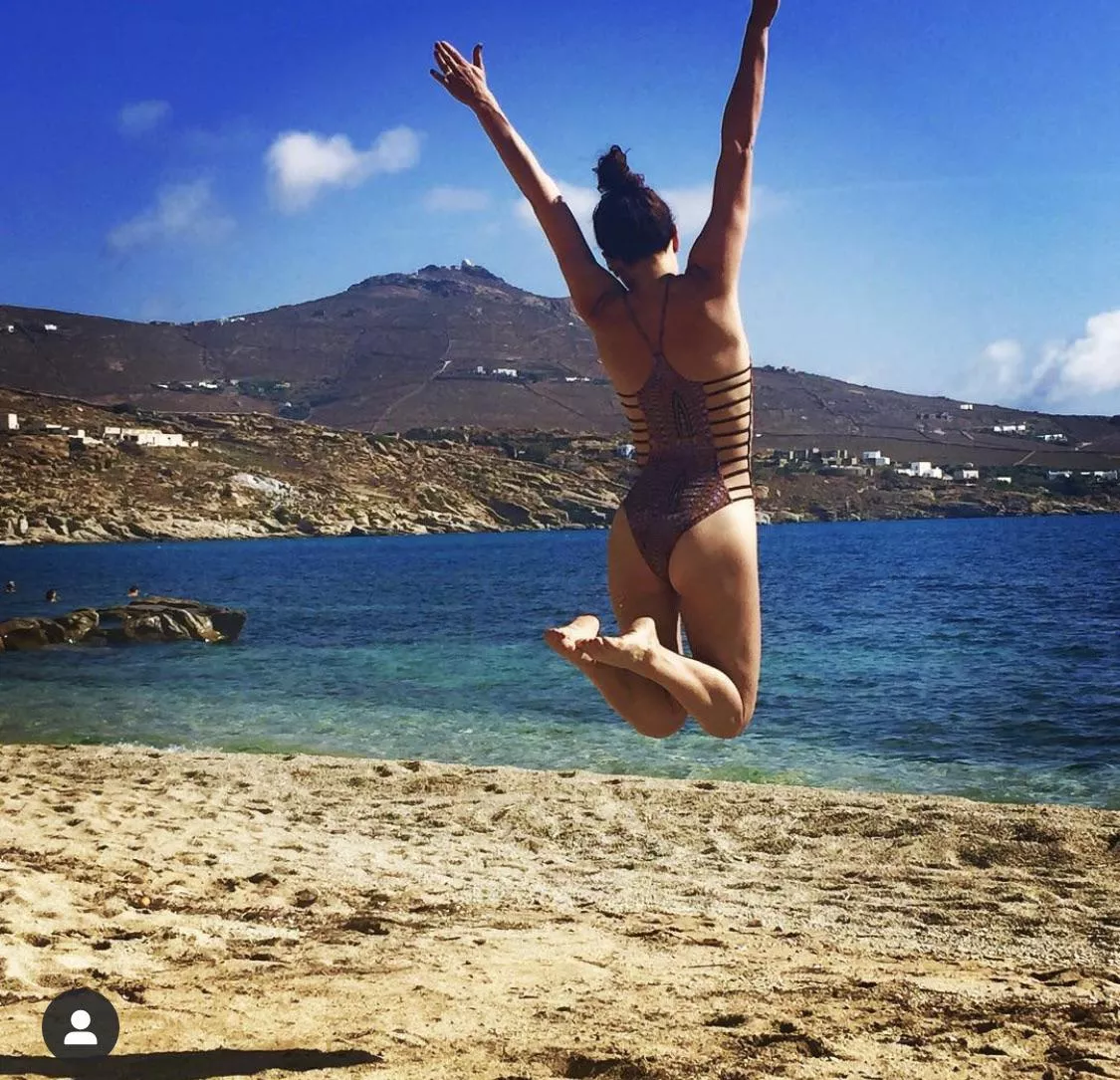 zoom in close and you can see the ring…and a hot little tush. posted by BKstag